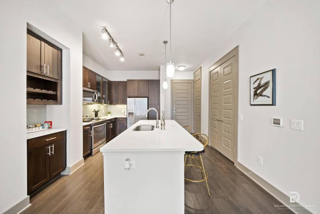 Downtown Houston Deluxe King Suite With Spa Amenities, Pool And Free Parking Exterior foto